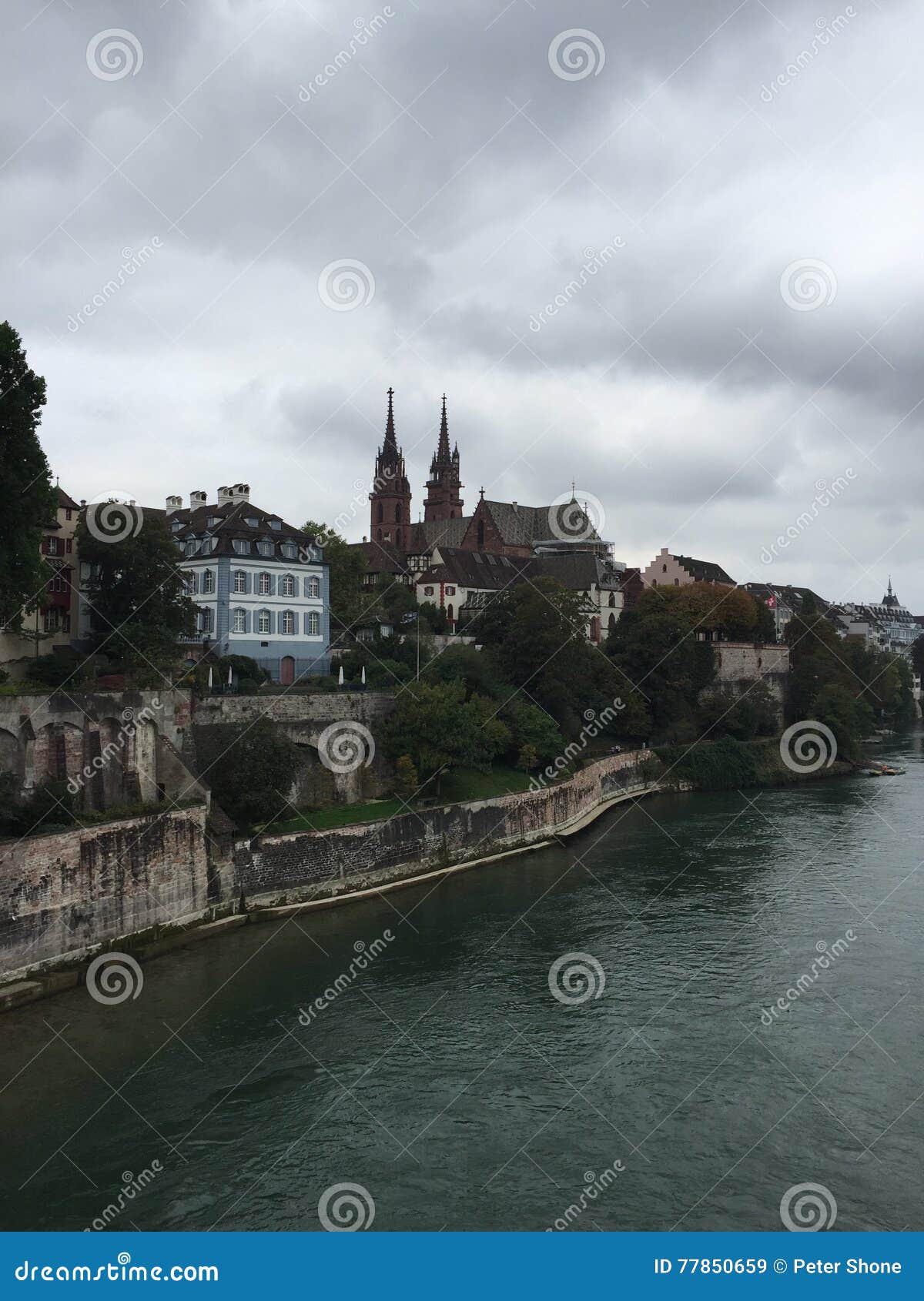 Basel Munster od Rhine. Widok Basel Munster od mosta nad Rhine który biega przez centre szwajcar