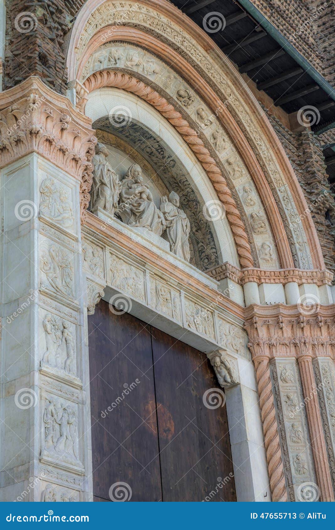 Basilica di San Petronio - Magna de Porta, en Bolonia, Italia. La imagen fue tomada en septiembre de 2014 en Italia