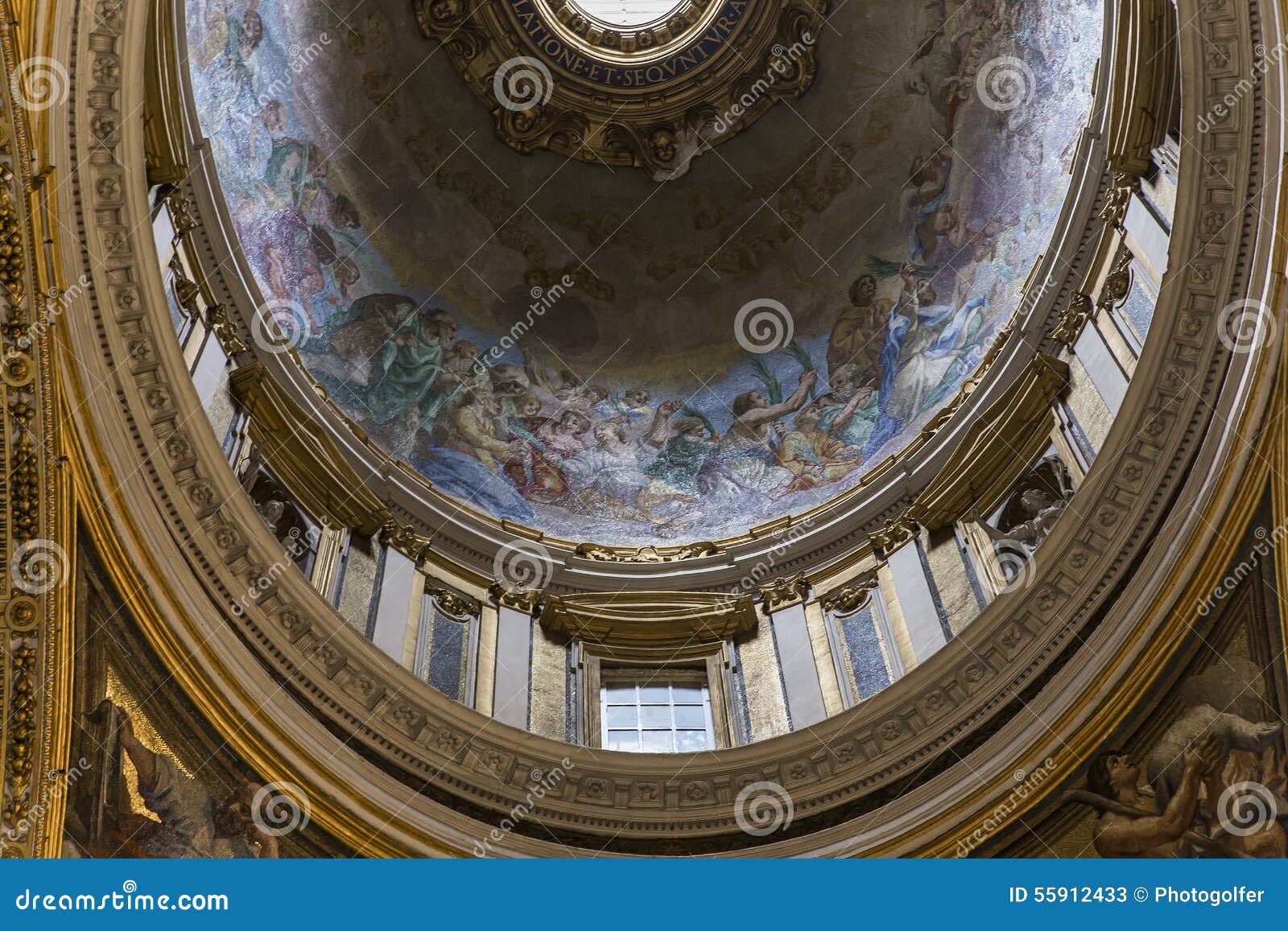 Basilika av St Peter, Vatican City, Vaticanen. VATICAN CITY VATICANEN, JUNI 15, 2015: inre och arkitektoniska detaljer av basilikan av St Peter, juni 15, 2015, i Vatican City, Vaticanen