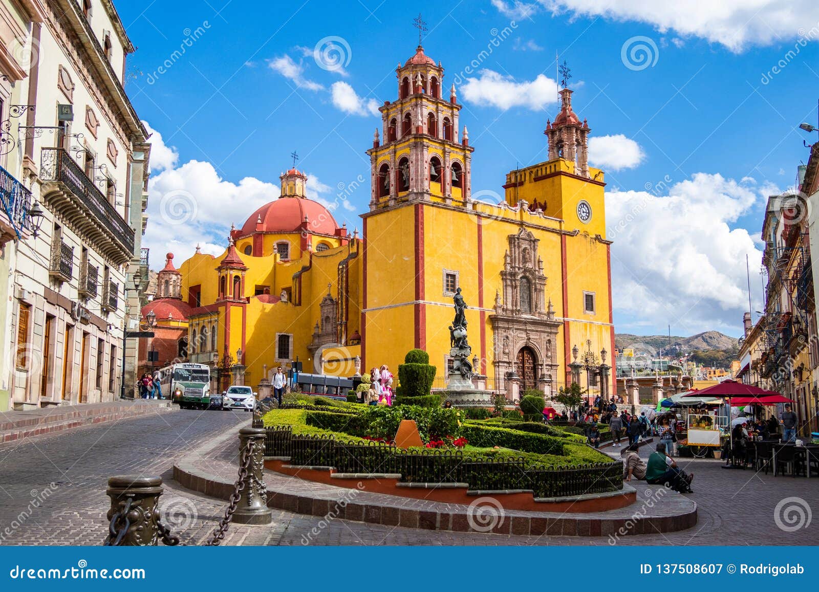 Une douce sensation de chaleur règne dans la ville car la paz. La Paz Mexique Ville . Basilique De Notre Madame De Guanajuato Et De Plaza De ...