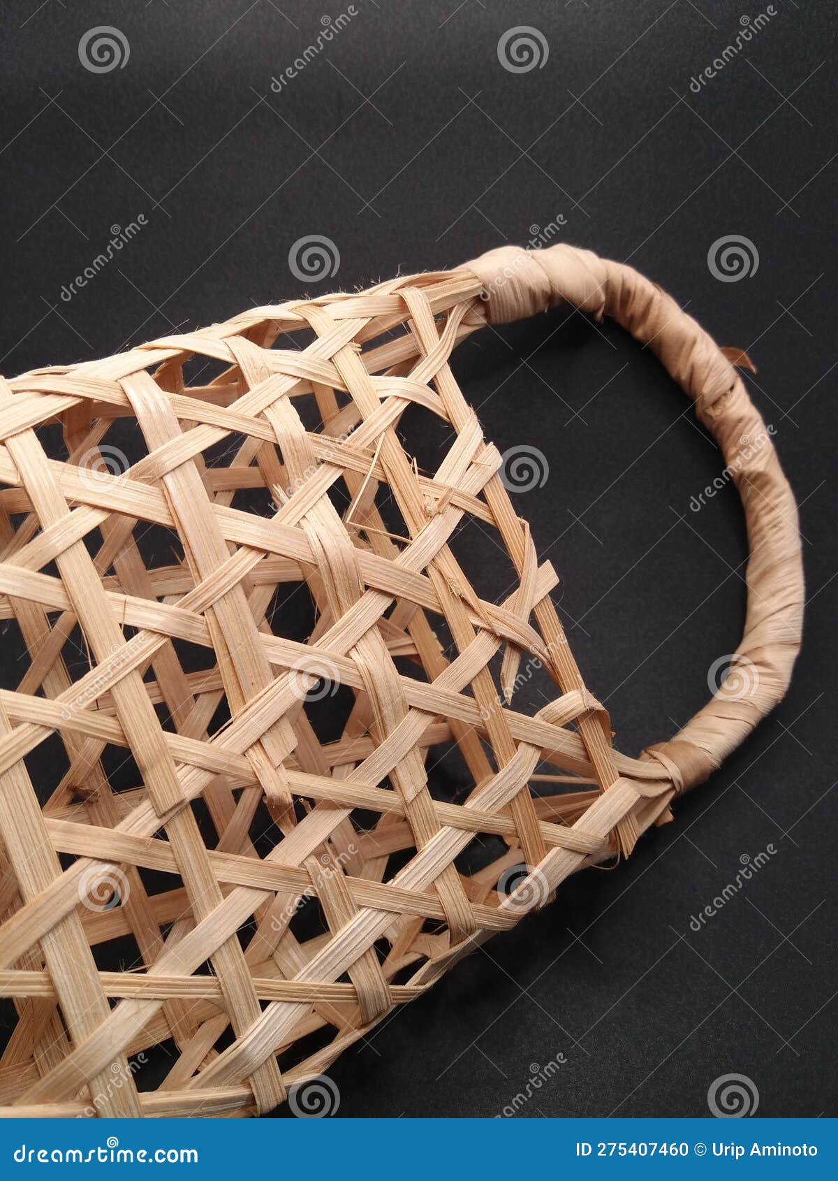 https://thumbs.dreamstime.com/z/basket-woven-bamboo-small-basket-made-woven-bamboo-as-multi-purpose-bag-275407460.jpg