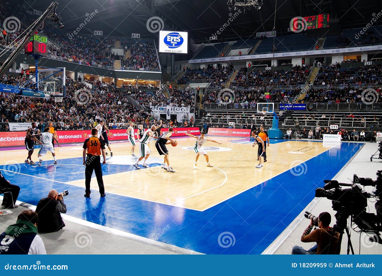 664 People Watch Basketball Game Stock Photos