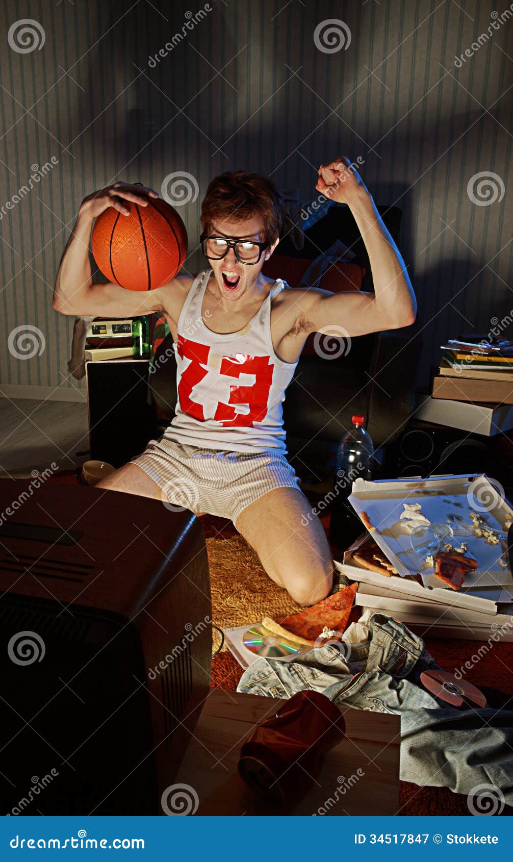 Basketball-Fan-aufpassendes Fernsehen Stockbild