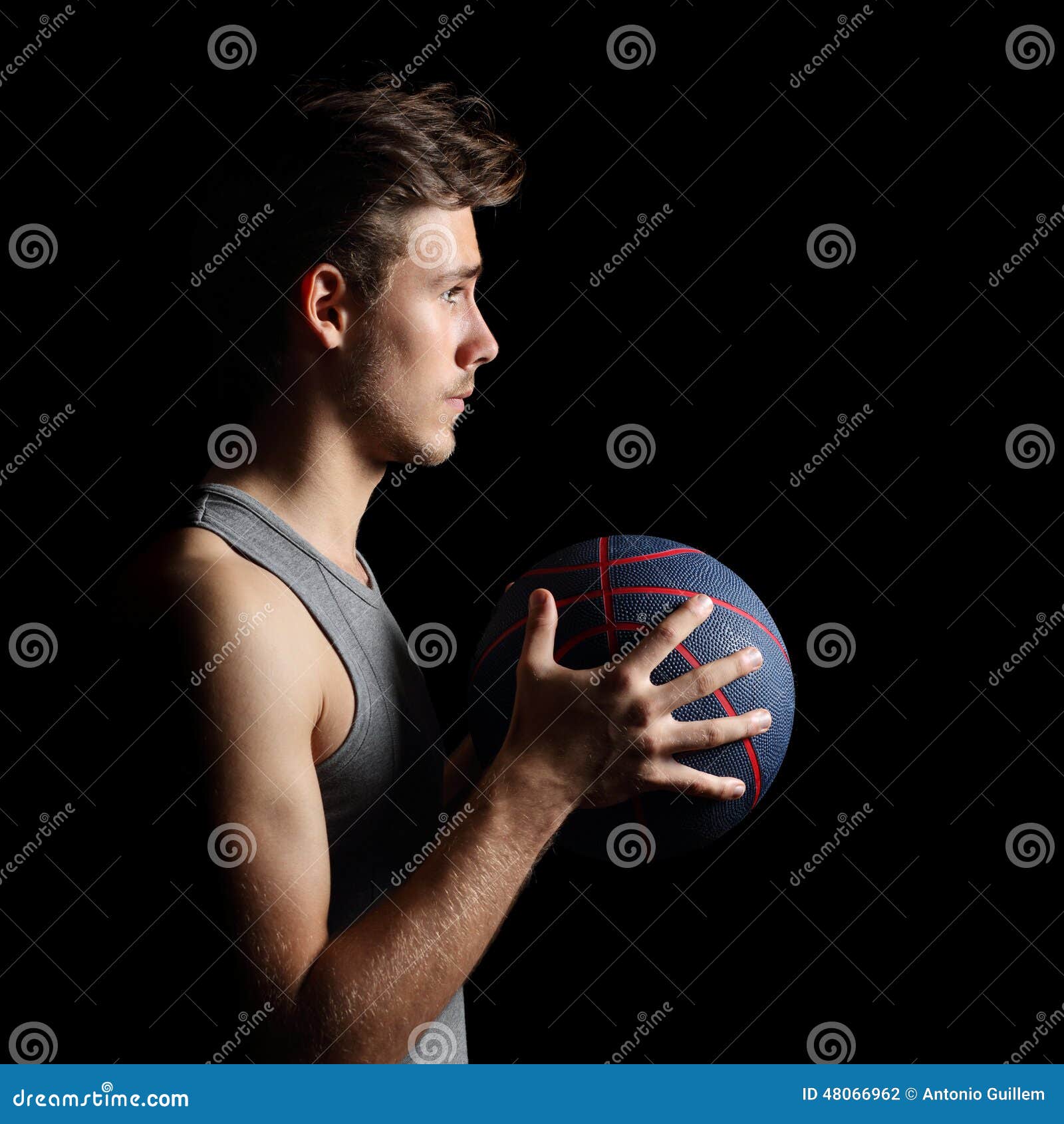 Баскетболист держит мяч. Держит мяч на шее. Фото баскетболистов с мячом в руках. Баскетболист держит в руках телефон.