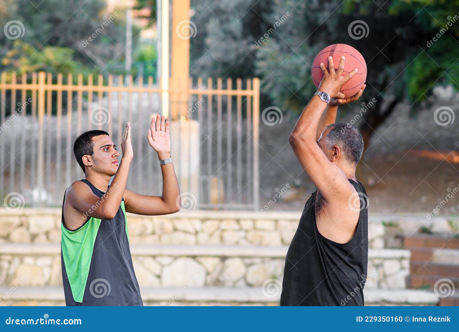 Grupo de pessoas multiétnicas jogando basquete na quadra