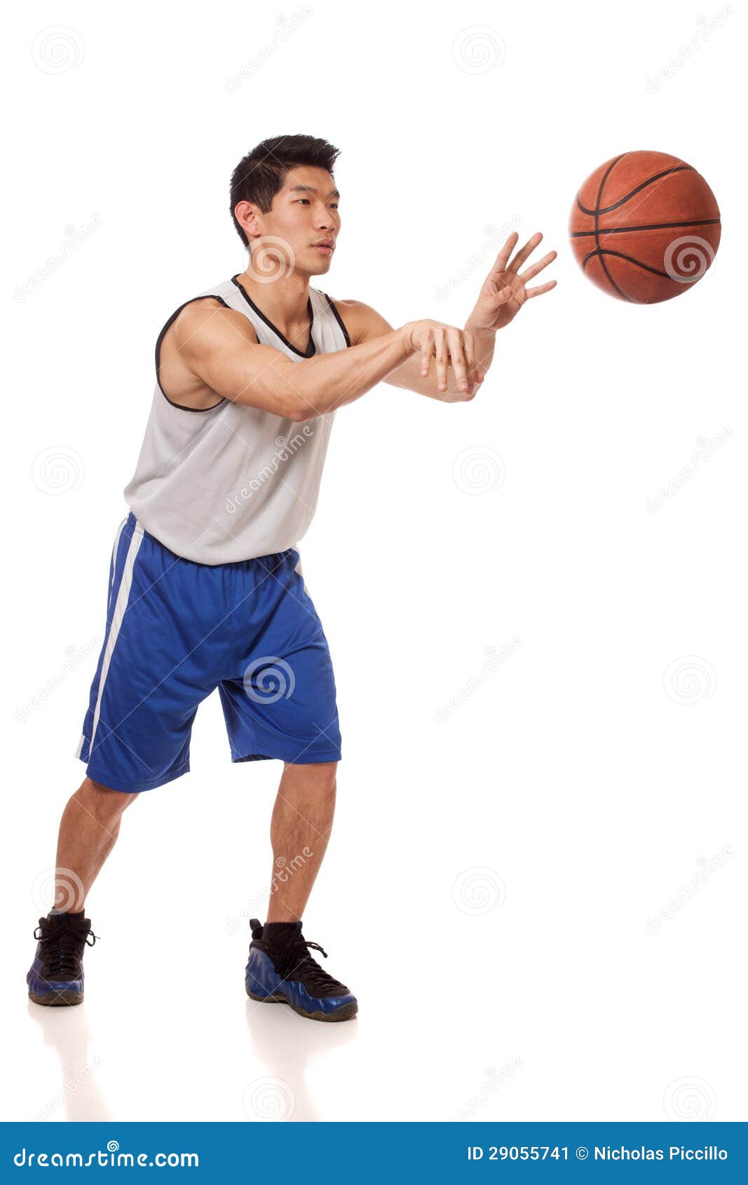BasketballSpieler stockbild. Bild von sport, basketball 29055741