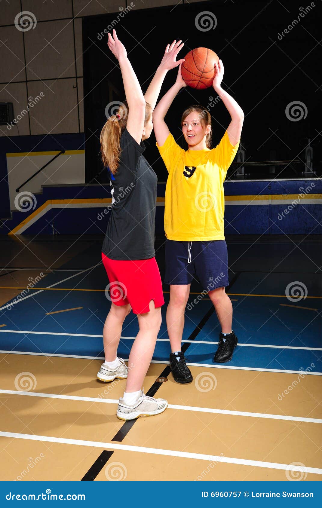 BasketballSpieler stockbild. Bild von attraktiv, jugendlich 6960757