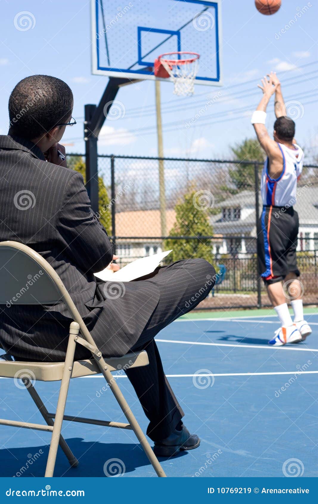 BasketballTrainer stockbild. Bild von kugel, freundlich 10769219