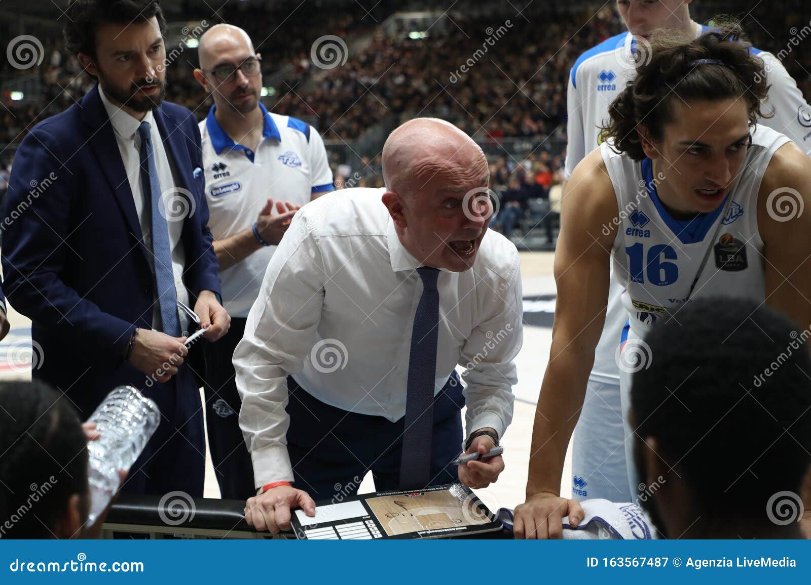 Basquete Italiano Um Campeonato Sério Segafredo Virtus Bologna Vs De Longhi  Treviso Basket Fotografia Editorial - Imagem de timeout, bolonha: 163567487