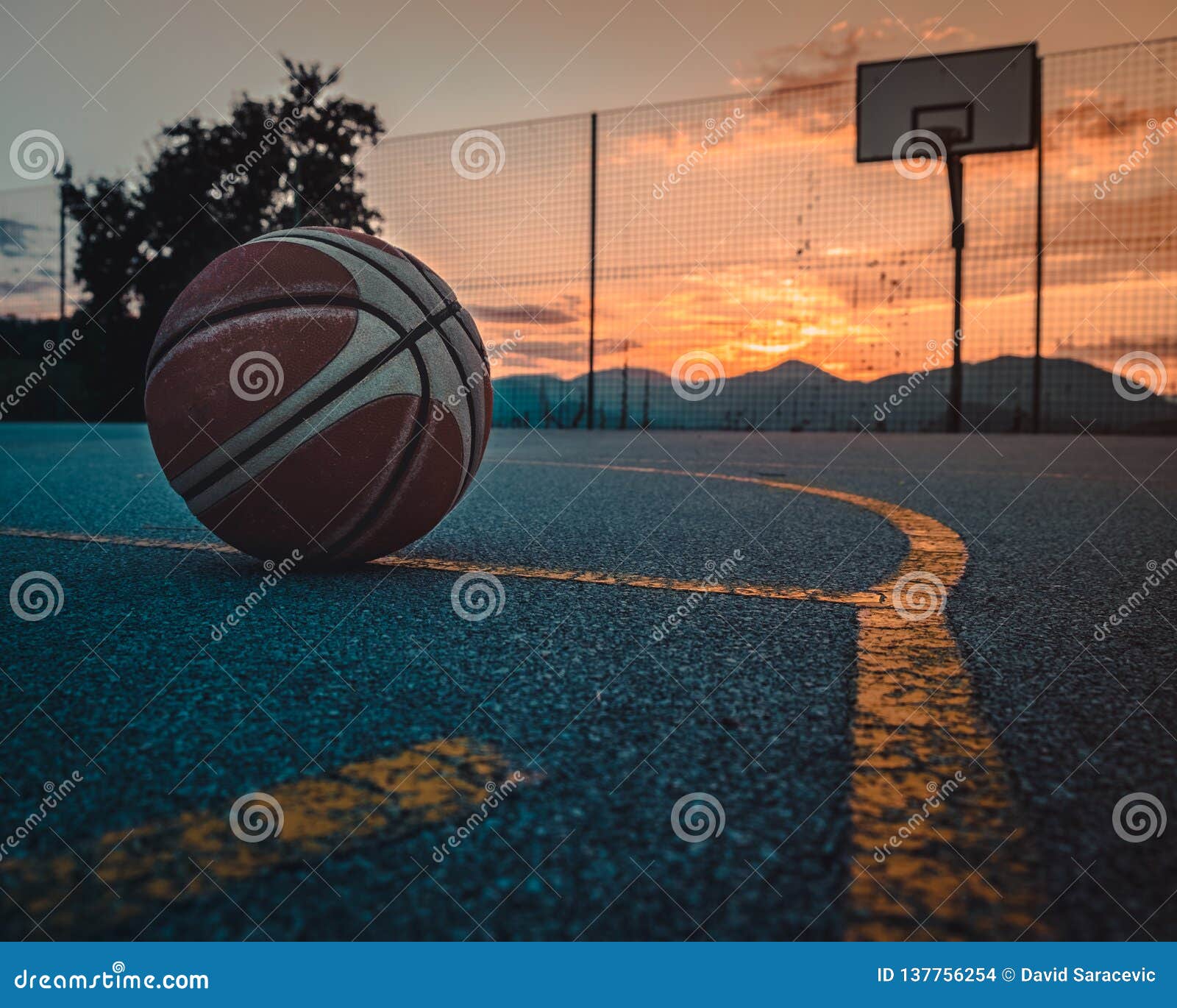 Silhueta De Pessoas Jogando Basquete Durante O Pôr Do Sol · Foto