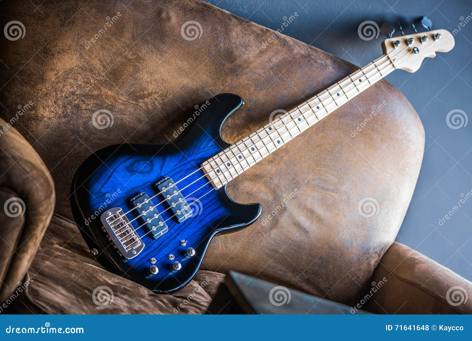 Bass Guitar Leaning Against Een Laag Stock Foto Image of bruin, licht