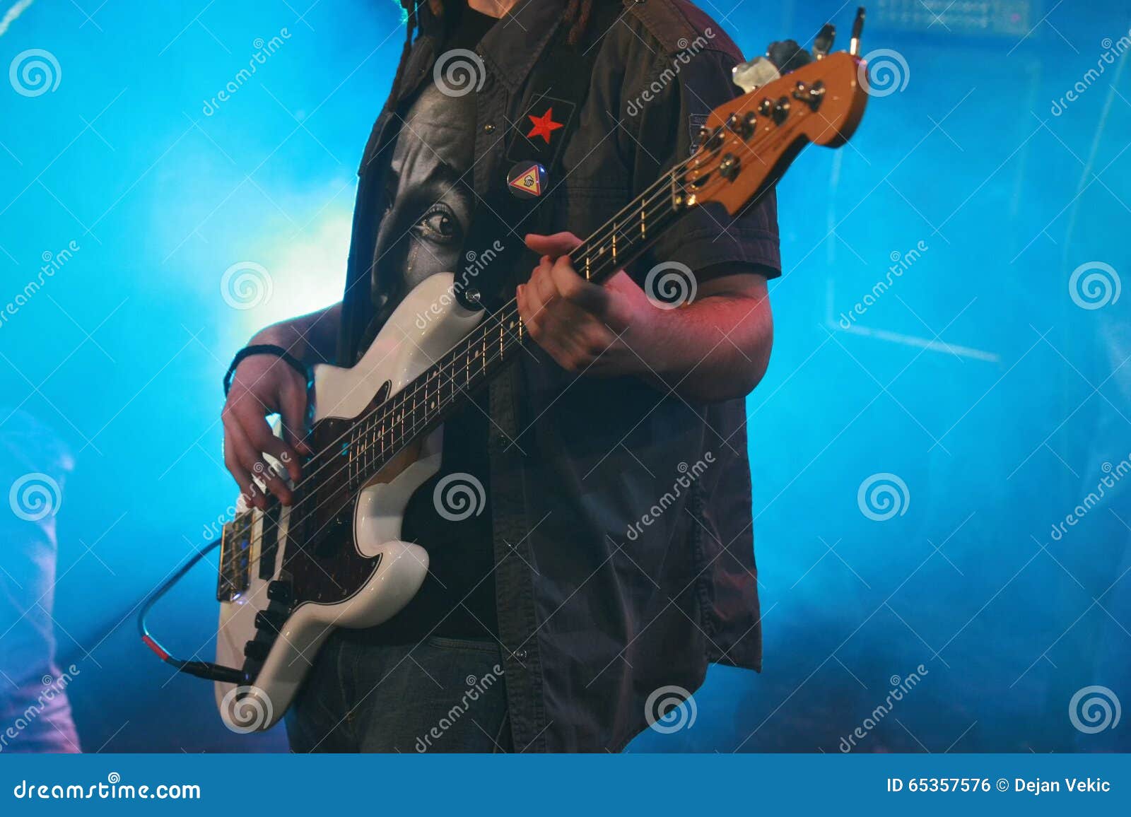 Bass guitar player editorial photo. Image of action, performance 65357576
