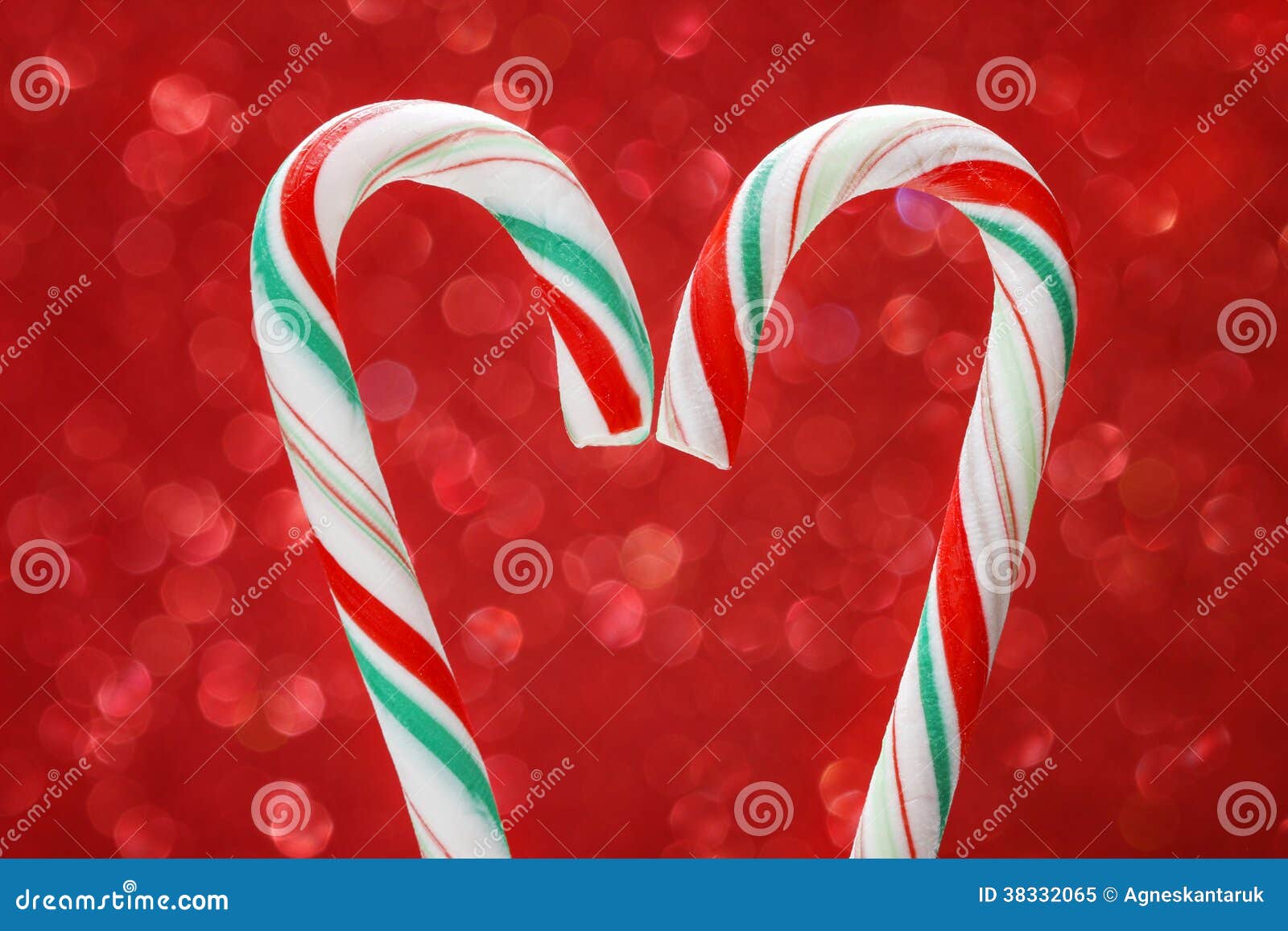 Bastão De Doces Do Natal No Fundo Vermelho Ilustração Stock - Ilustração de  inverno, lanche: 38332065, image size:1600x1157