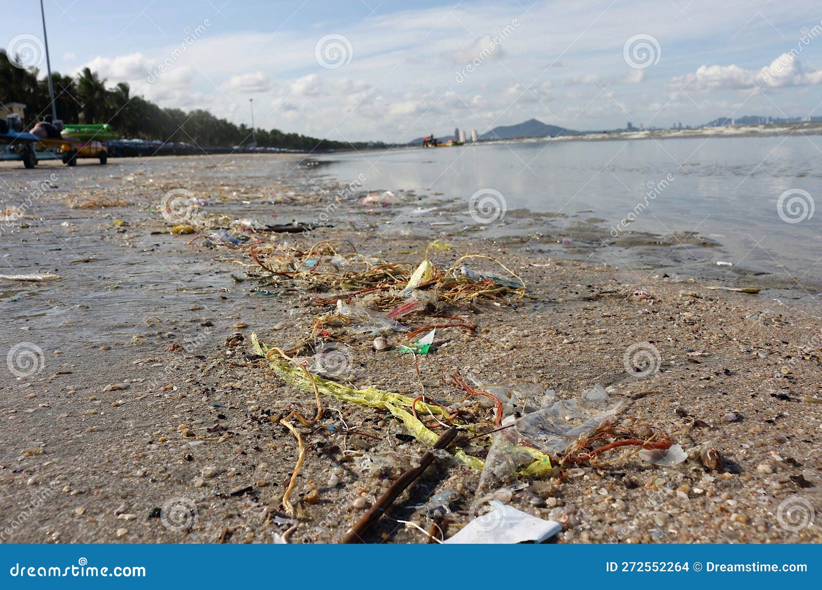 Basura del mar 2. La basura se lava desde el mar con marea baja