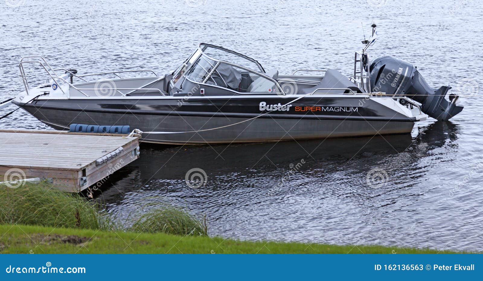 Bateau à Moteur Rapide Ancré Dans Un Petit Quai Photo stock ...