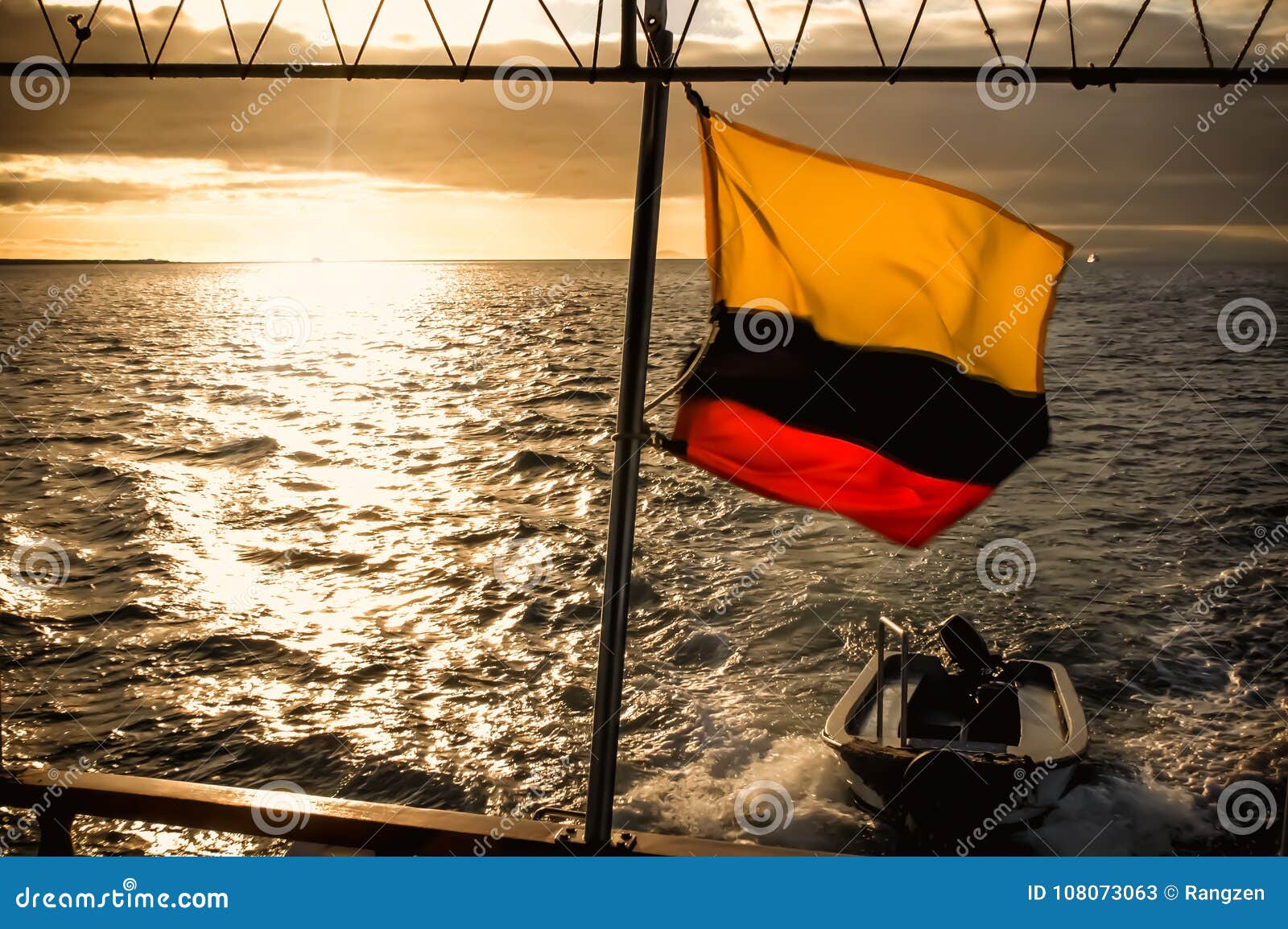 Bateau Dans Le Coucher Du Soleil Avec Le Drapeau De L