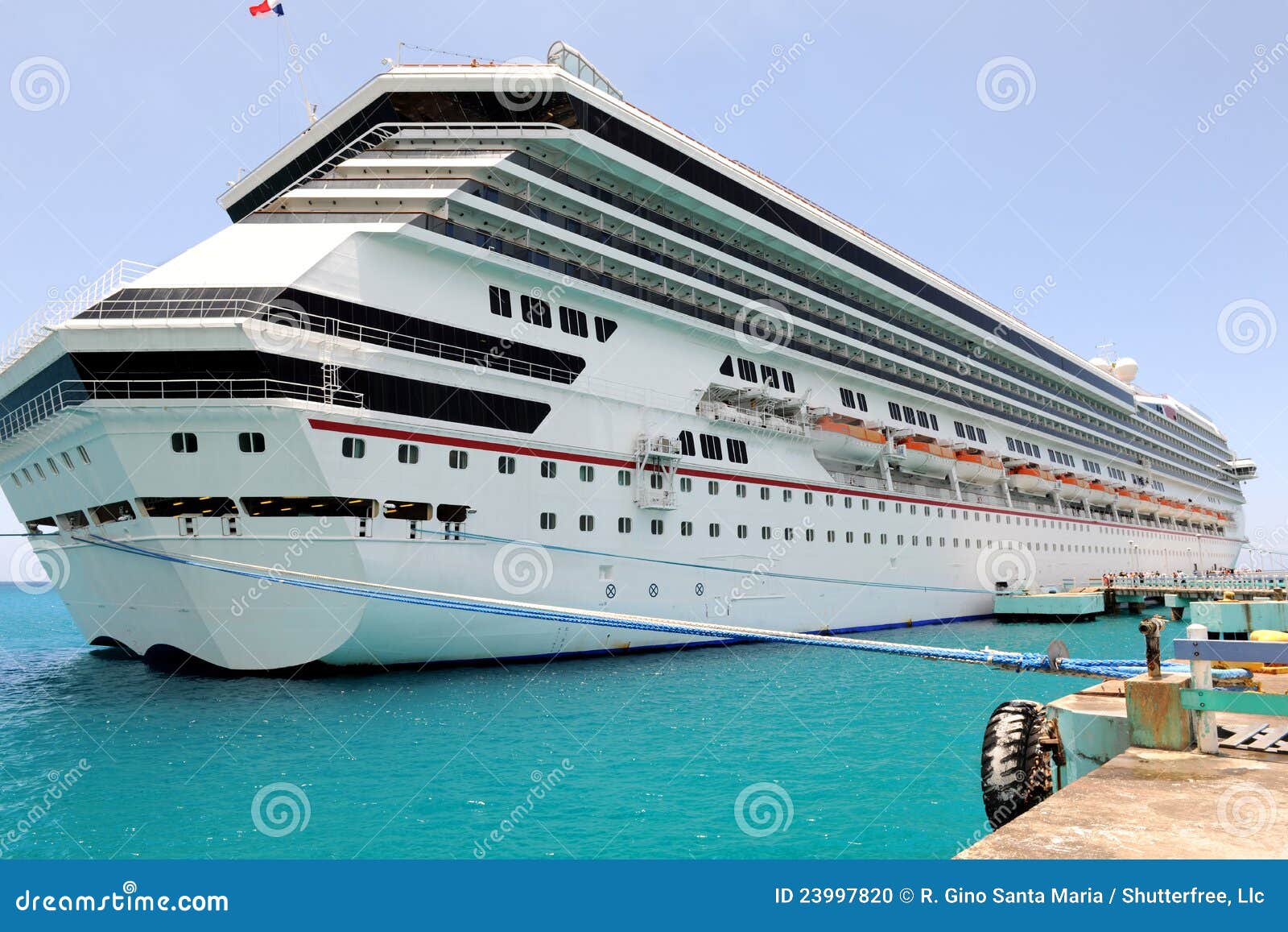 Bateau de croisière au port. Bateau de croisière de passager au port dans les eaux des Caraïbes