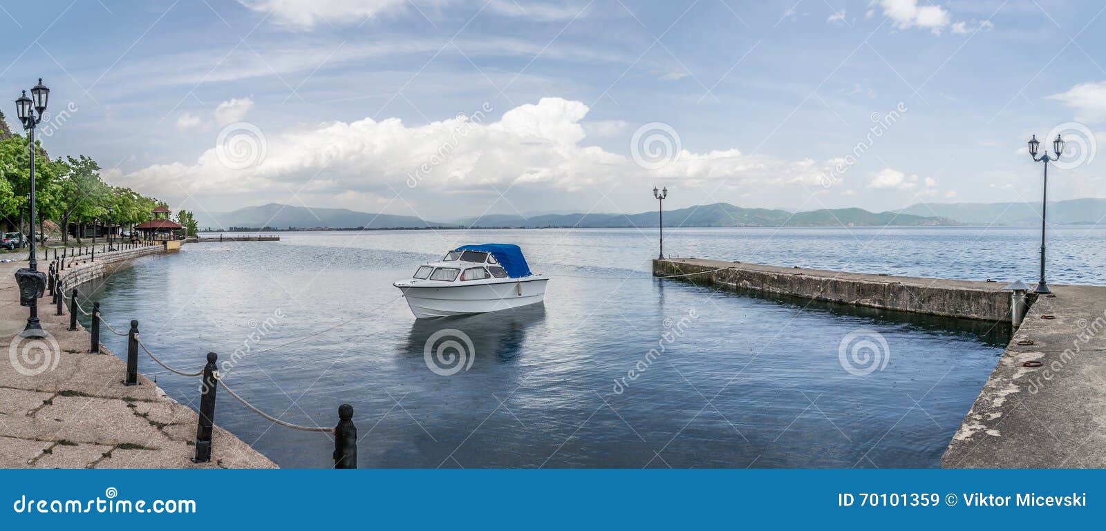 Bateau de vitesse dans la marina. Expédiez le bateau sur un frein de jour, dans la marina