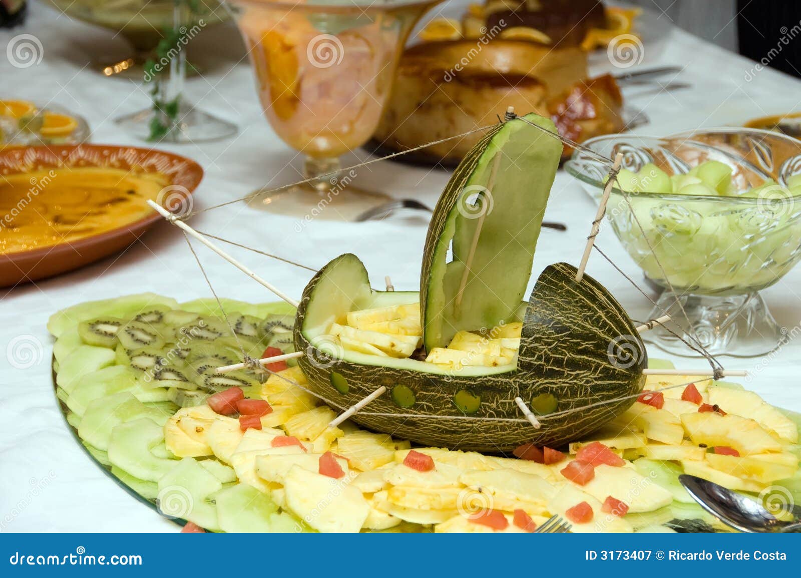 Bateau fait de melon image stock. Image du caviar, maison 3173407