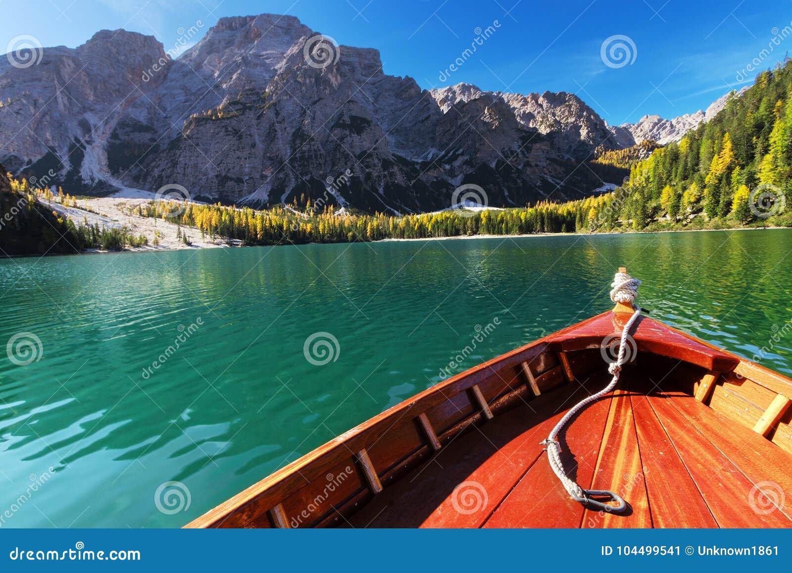Bateau sur le lac image stock. Image du magnifique, alpes 104499541