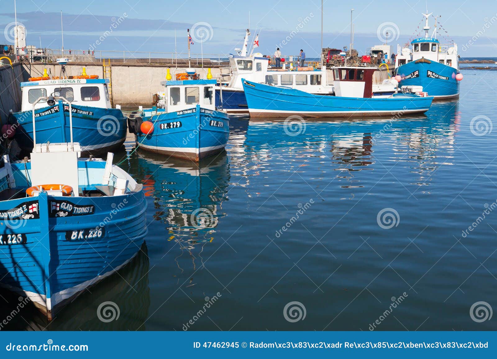 Seahouses, Angleterre - juillet 20,2012 : Les bateaux de pêche bleus typiques dans Seahouses hébergent au coucher du soleil