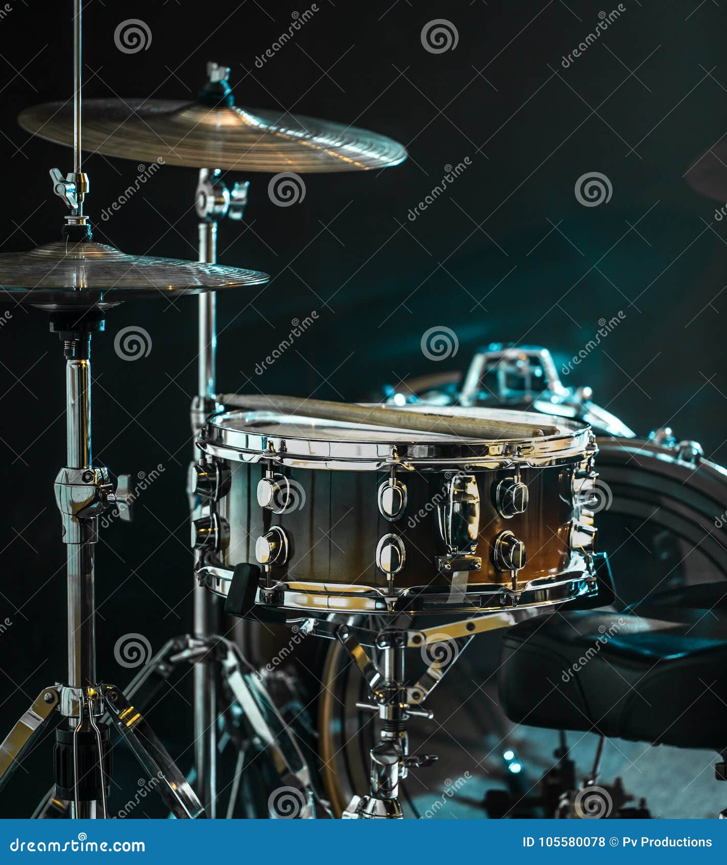 Batería De Los Instrumentos Musicales, Flash De La Luz, Una Luz Hermosa Foto de archivo - Imagen de popular, negro: 105580078 Batería De Los Instrumentos Musicales, Flash De La Luz, Una Luz Hermosa Foto de archivo - Imagen de popular, negro: 105580078