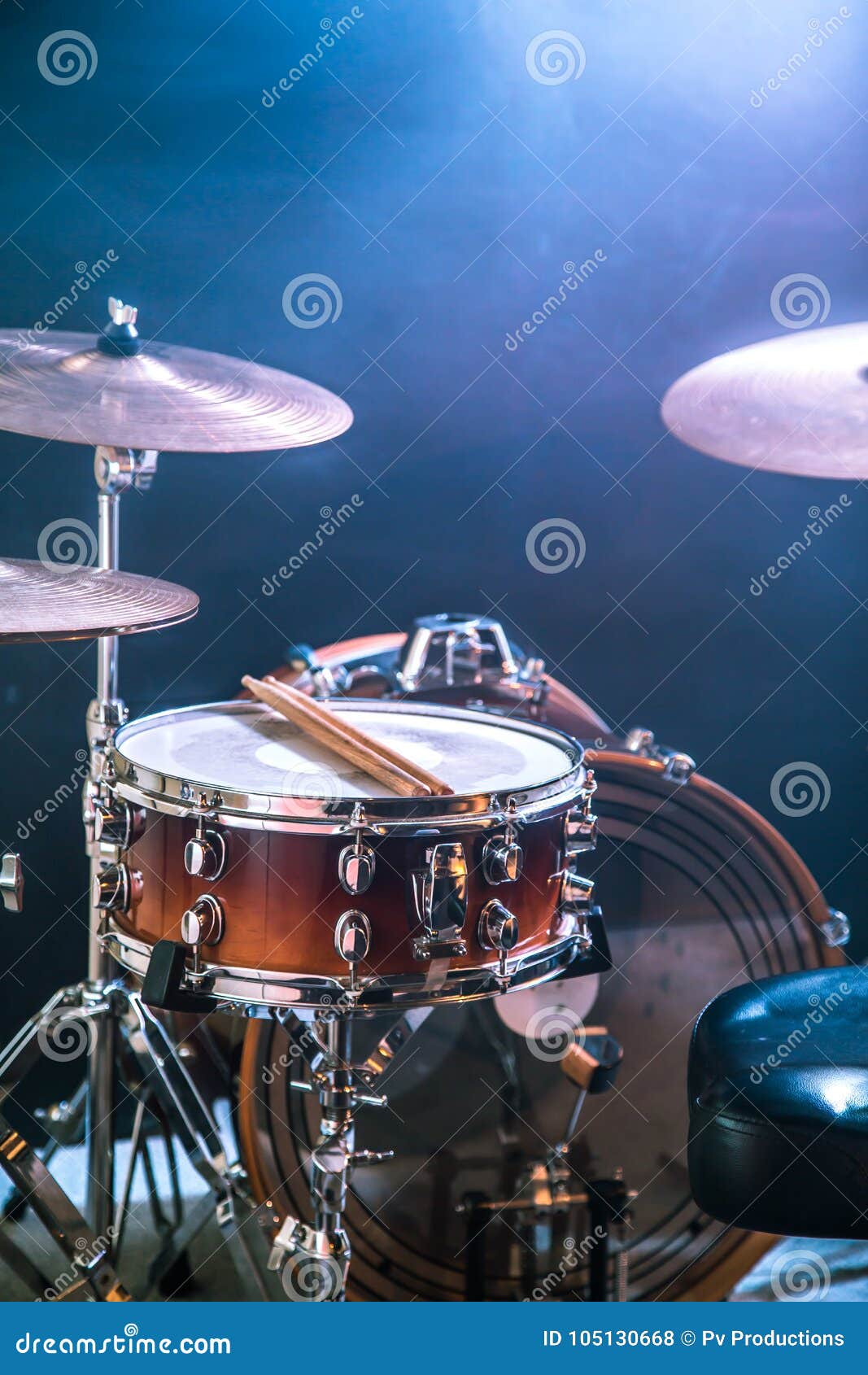 Batería De Los Instrumentos Musicales, Flash De La Luz, Una Luz Hermosa En El Fondo Con El Espacio De La Copia Foto de archivo - Imagen de palillos, primer: 105130668 Batería De Los Instrumentos Musicales, Flash De La Luz, Una Luz Hermosa En El Fondo Con El Espacio De La Copia Foto de archivo - Imagen de palillos, primer: 105130668