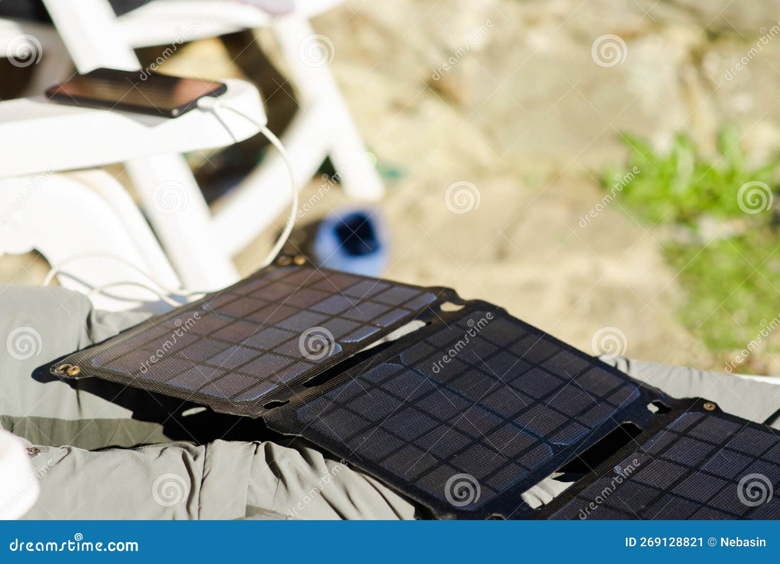 Batería Solar Portátil. Tumbado En Las Piernas De Un Hombre Irreconocible  Que Descansa. El Teléfono Móvil Se Carga Con Una Batería Imagen de archivo  - Imagen de lifestyles, sunlight: 269128821