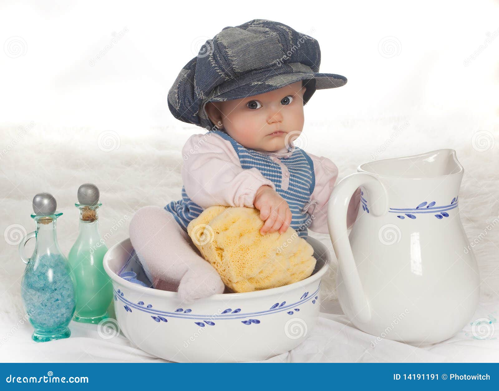 1,149 Baby Sponge Bath Stock Photos - Free & Royalty-Free Stock Photos from  Dreamstime