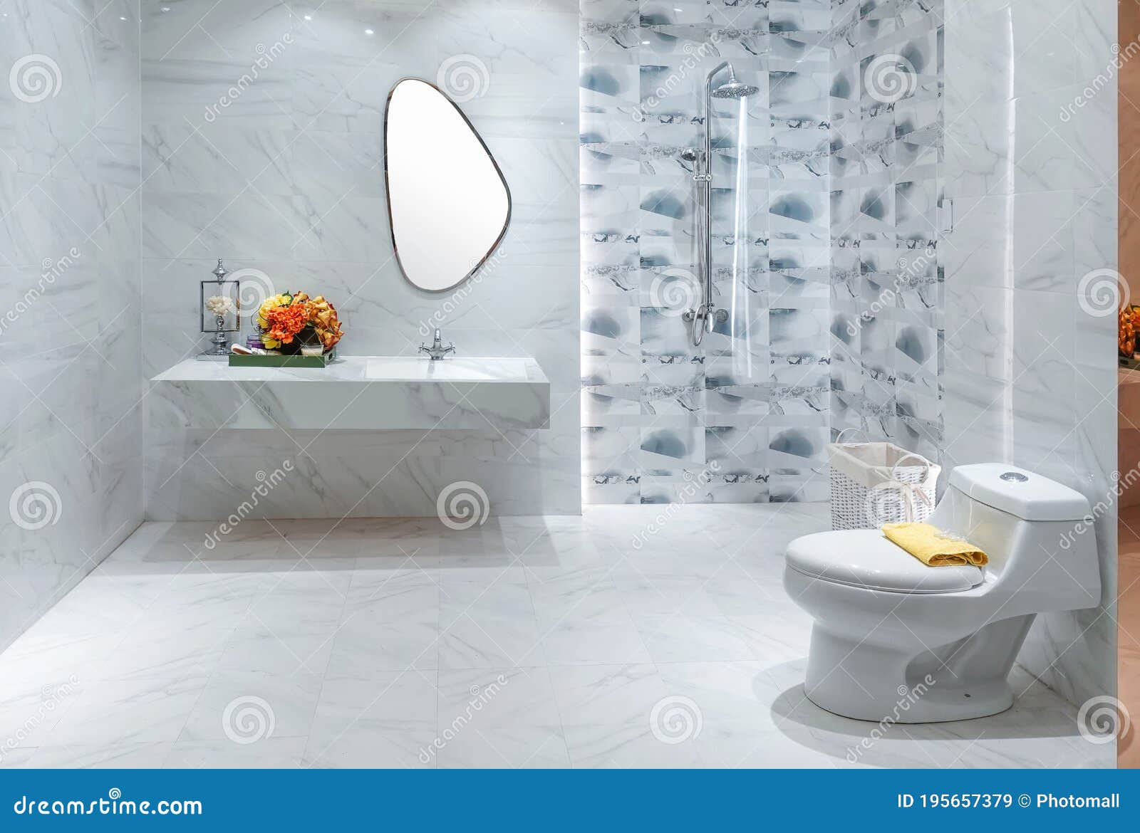 Phòng tắm với phòng tắm với không gian tắm riêng sang trọng và đẳng cấp sẽ khiến bạn cảm thấy thư giãn và tận hưởng những giây phút riêng tư của mình. Bạn sẽ được tận hưởng không gian sang trọng với thiết kế hiện đại và trang thiết bị cao cấp.