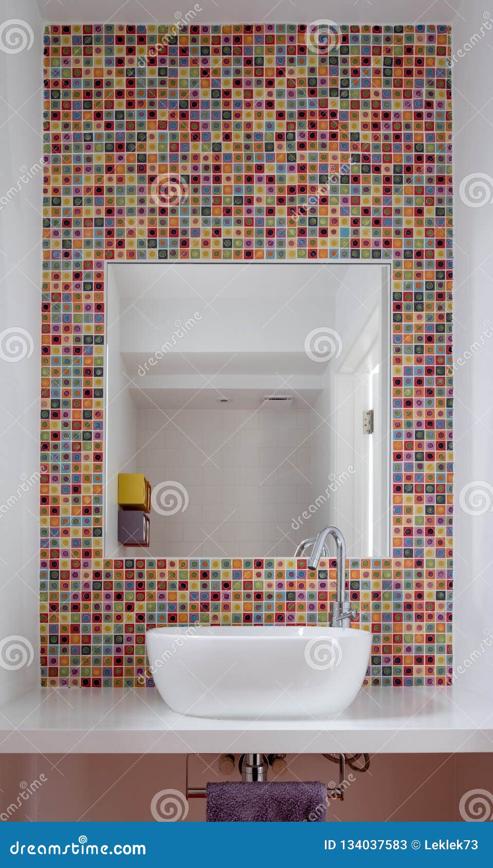 Details 300 wash basin background tiles