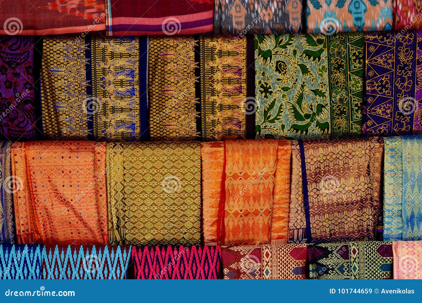 Batic Sarongs in Lombok, Indonesië Stock Afbeelding - Image eiland, sarong: 101744659