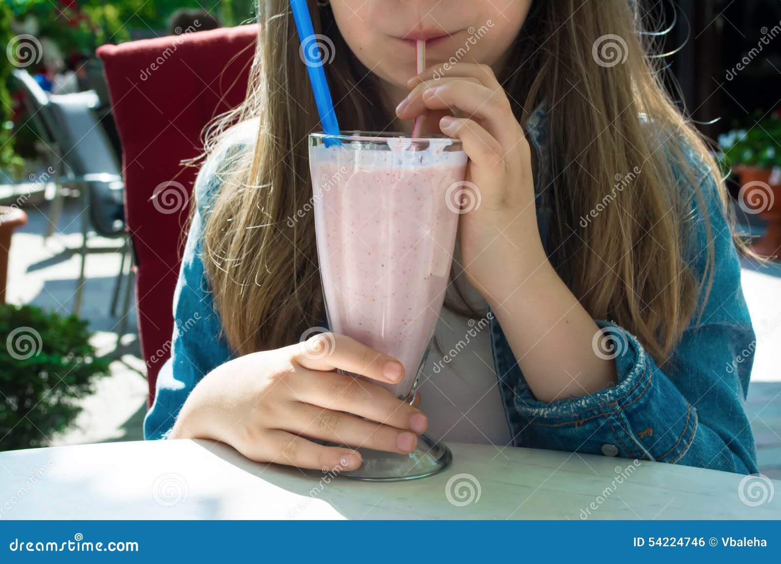 Batido Bebendo Da Morango Da Menina Consideravelmente Feliz Foto De Stock Imagem De Vermelho 