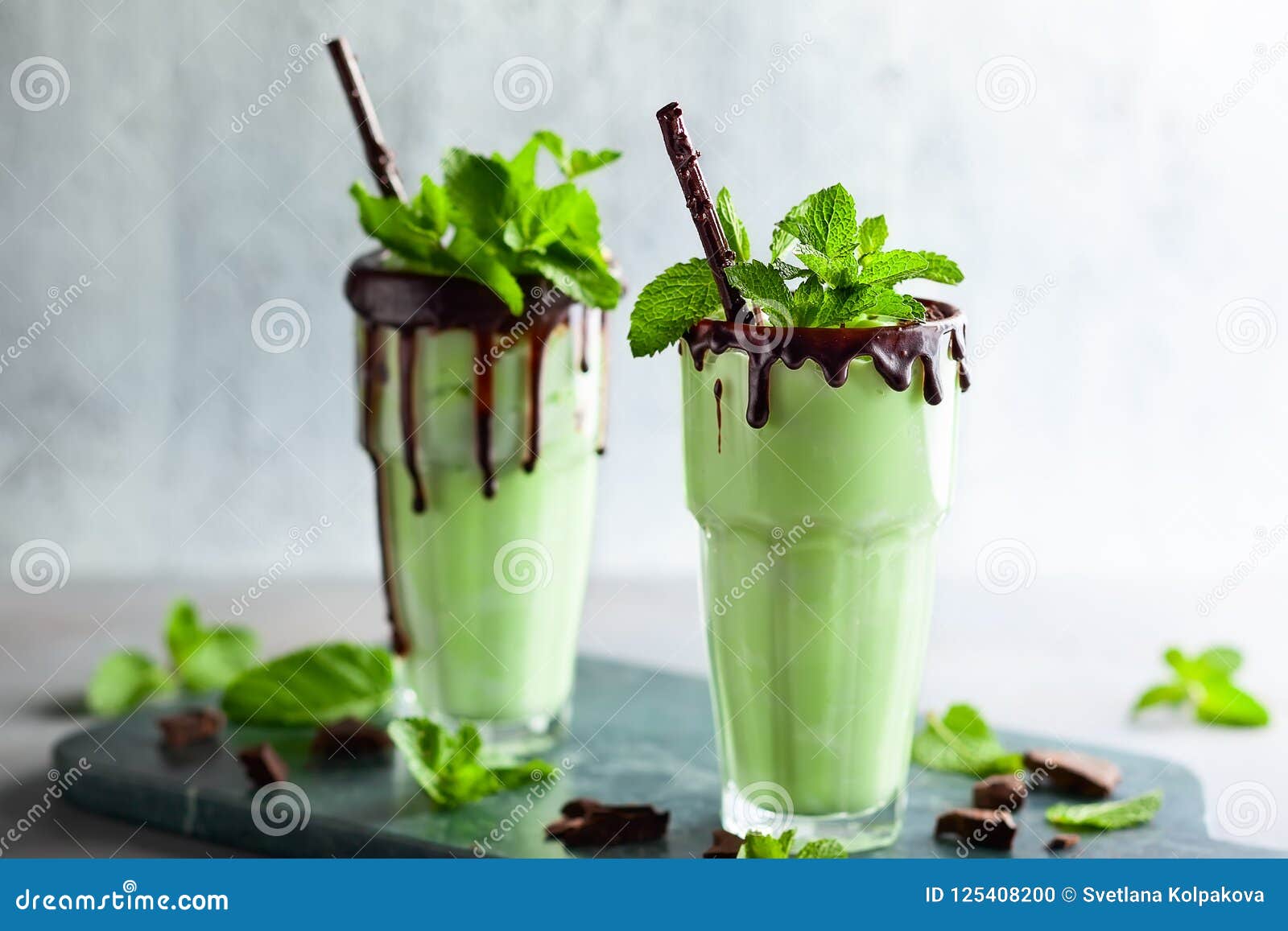 Batido De Leche Del Chocolate De La Menta Foto de archivo Imagen de