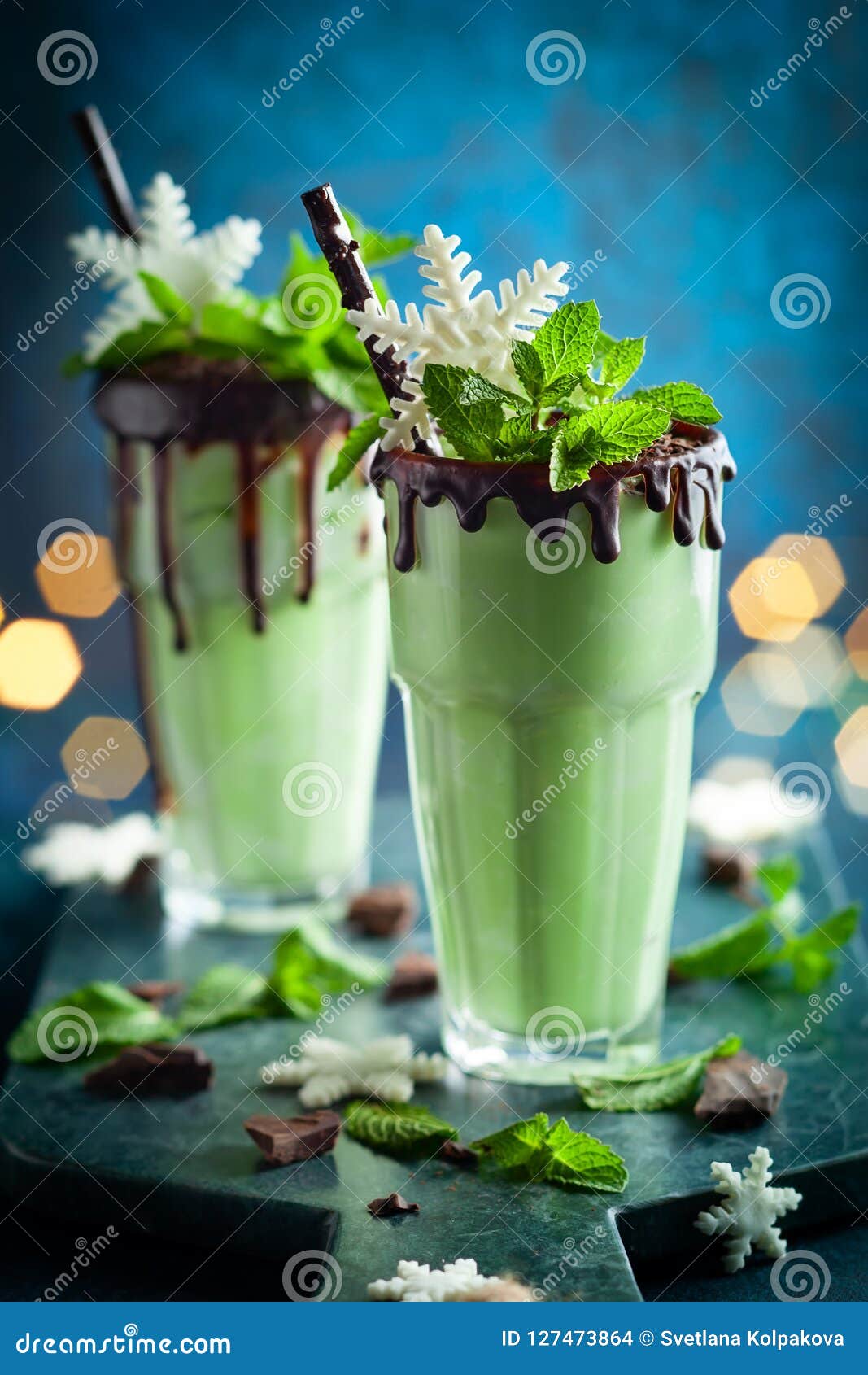 Batido De Leche Del Chocolate De La Menta Foto de archivo Imagen de