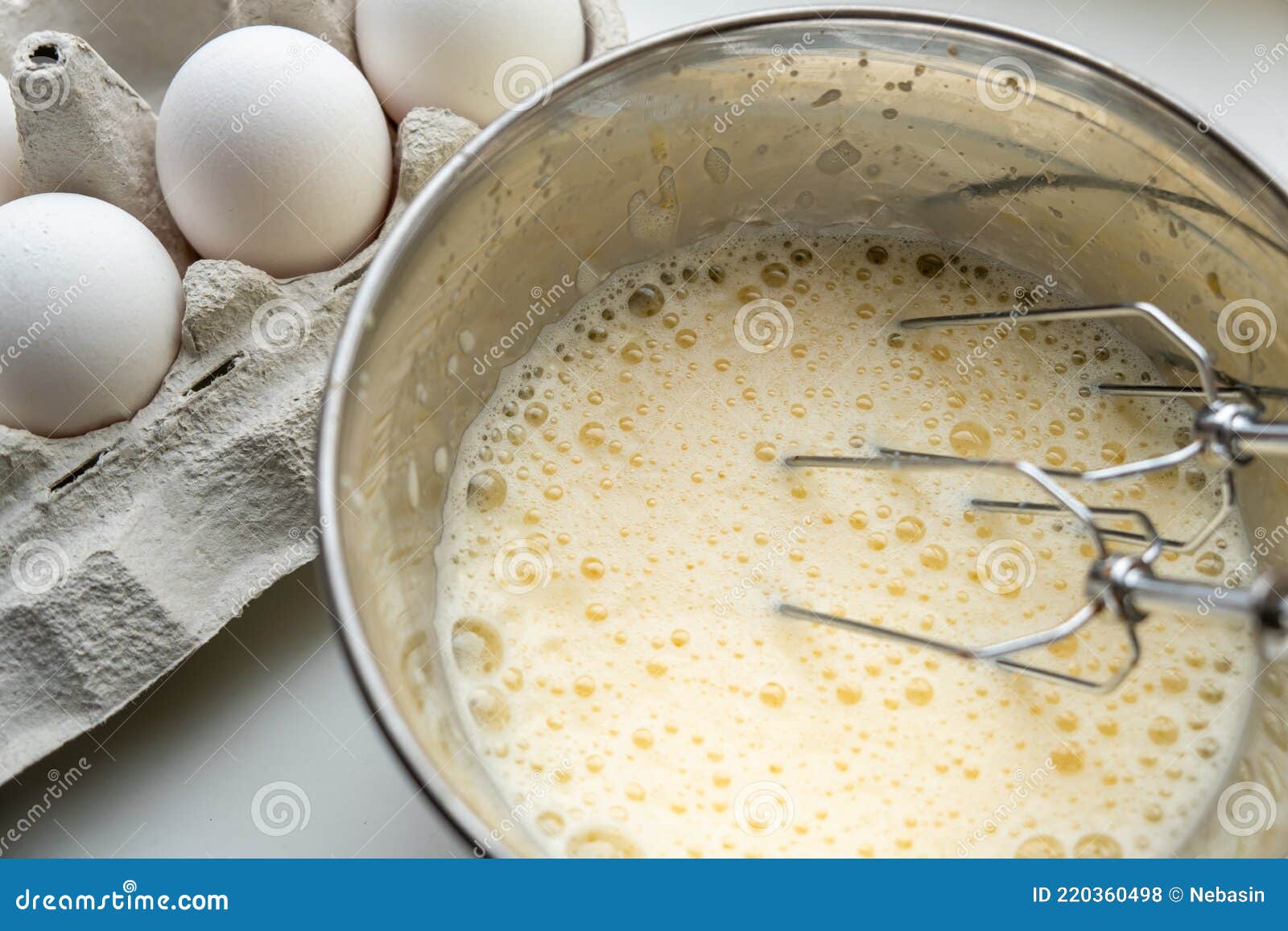 Batir Los Huevos Con La Leche Con Una Batidora. Cocinar Una Tortilla Foto  de archivo - Imagen de almuerzo, huevos: 220360498