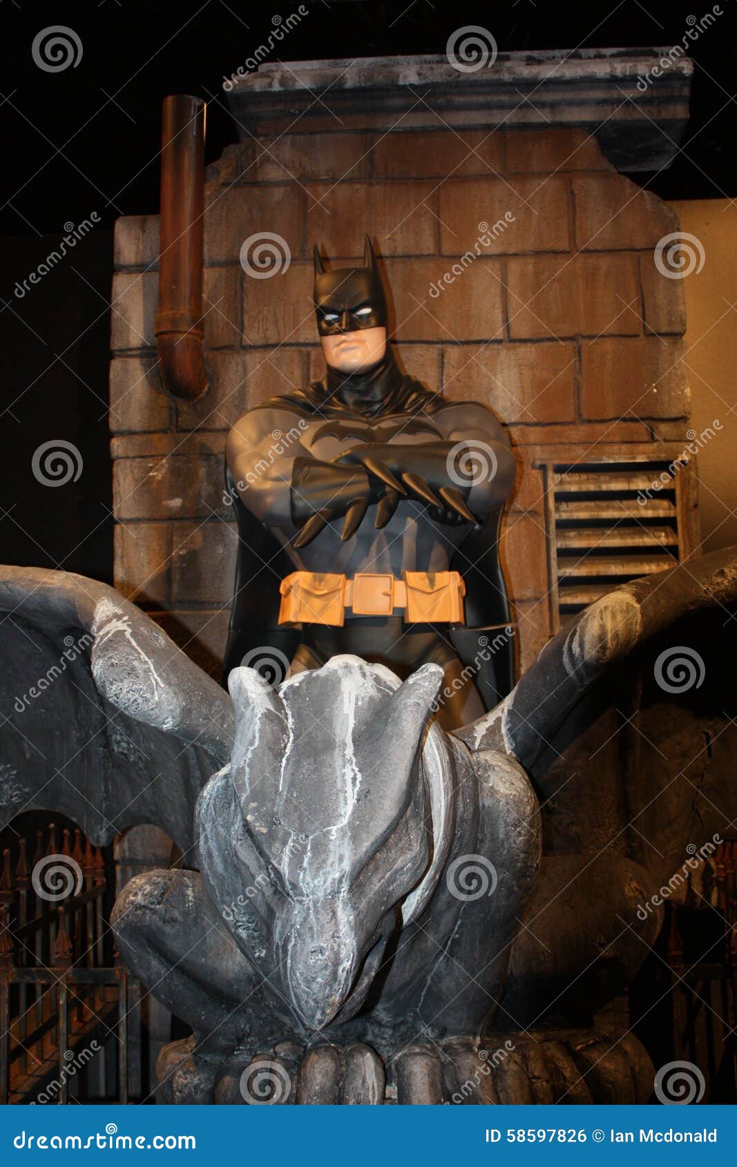 Batman con la gárgola foto editorial. Imagen de bateador - 58597826