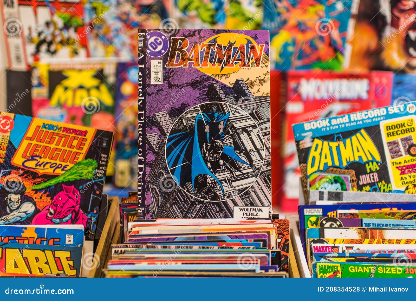 Verbanning langzaam Van toepassing zijn Batman Stripboek Op Scherm in Winkel Redactionele Stock Foto - Image of  vinger, nantes: 208354528