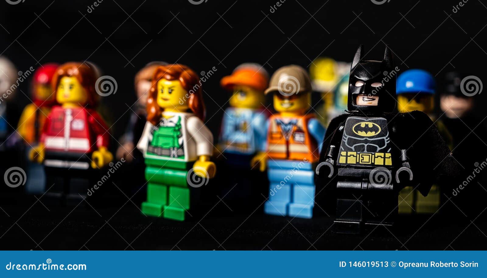 Batman Y Otros Minifigures De Lego En Fondo Negro Foto de archivo editorial - Imagen de fondo, negro: 146019513