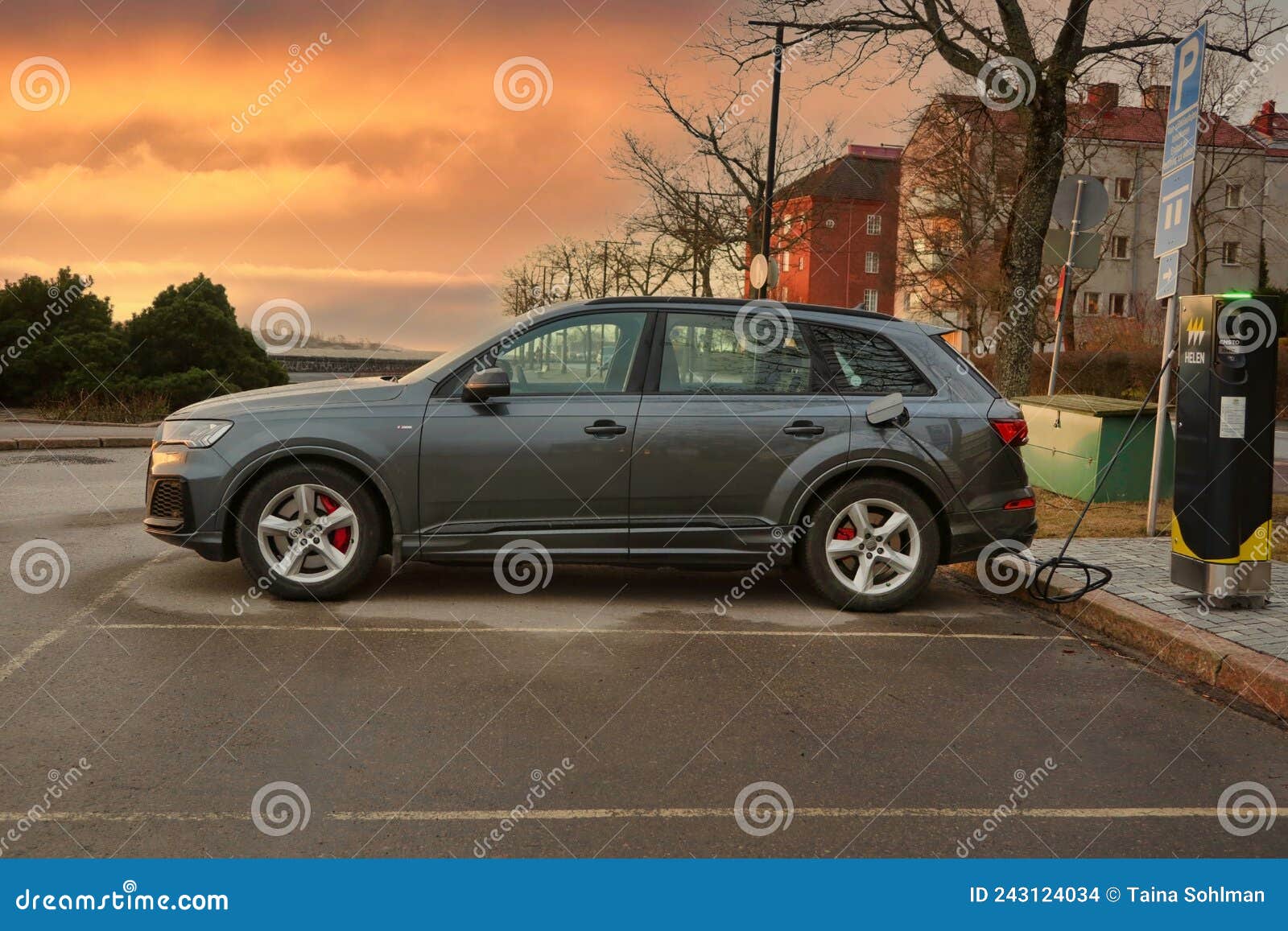 Batterie De Charge Audi Q7 Tfsi E Phev Image stock éditorial ...