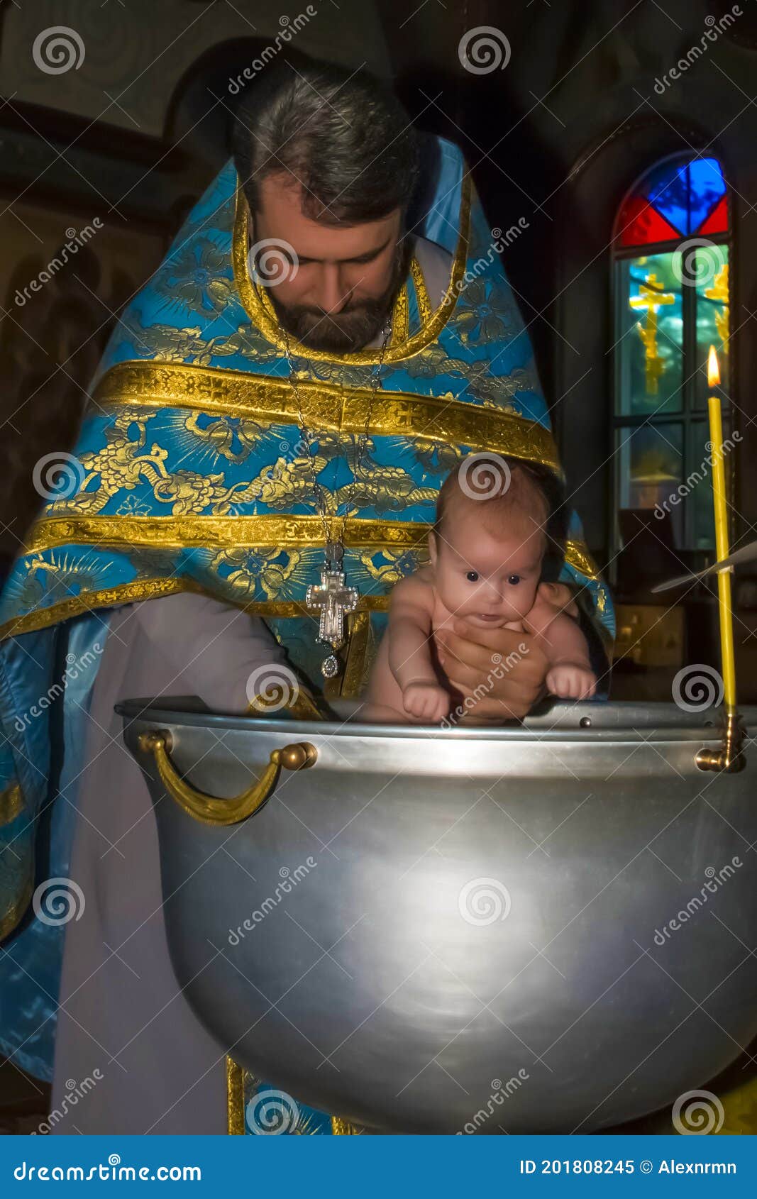 Battesimo Di Un Bambino Nella Chiesa Ortodossa in Ucraina. Immagine  Editoriale - Immagine di padre, prete: 201808245