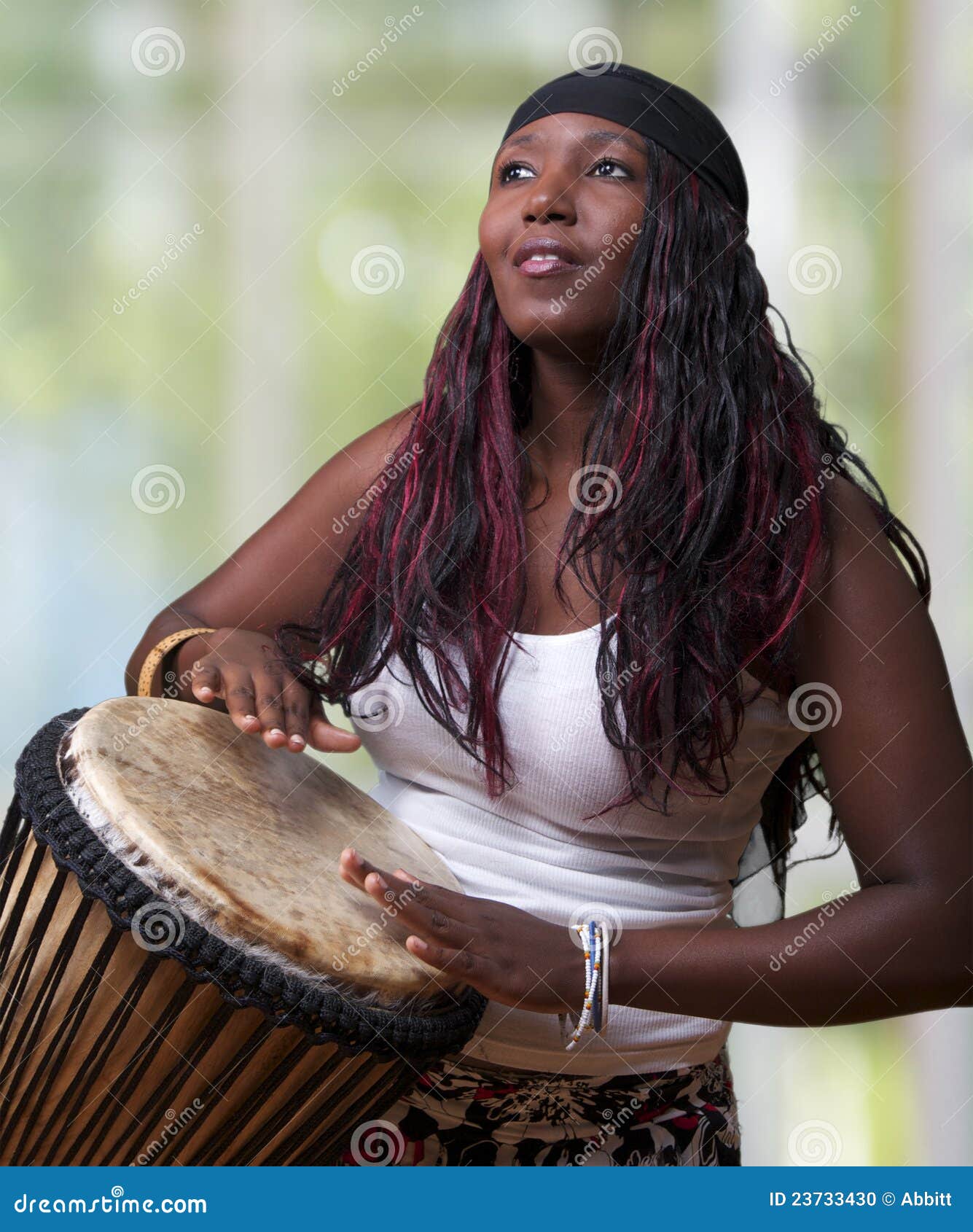 Portrait De Petite Fille Jouant Sur Des Tambours Djembé Africains