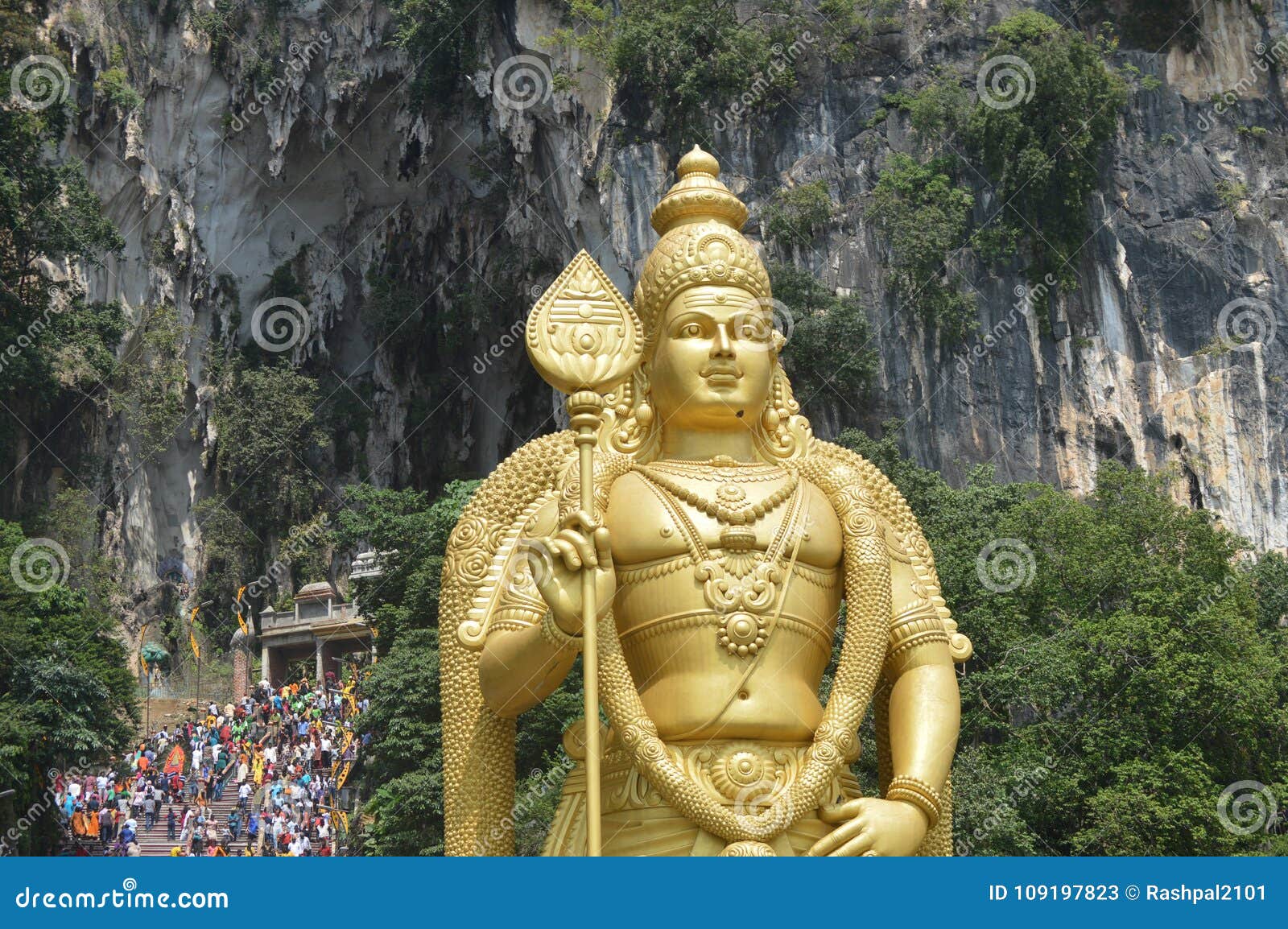 Lord Murugan Golden Statue in Batu Caves Editorial Stock Photo ...