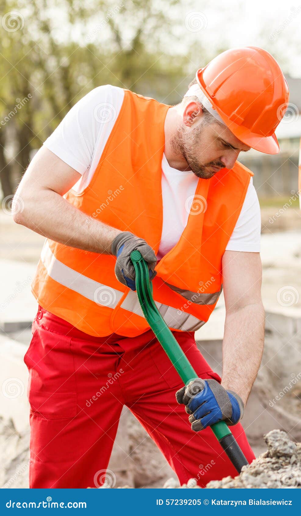 Bauarbeiter in Der Orange Weste Stockbild - Bild von kaukasisch