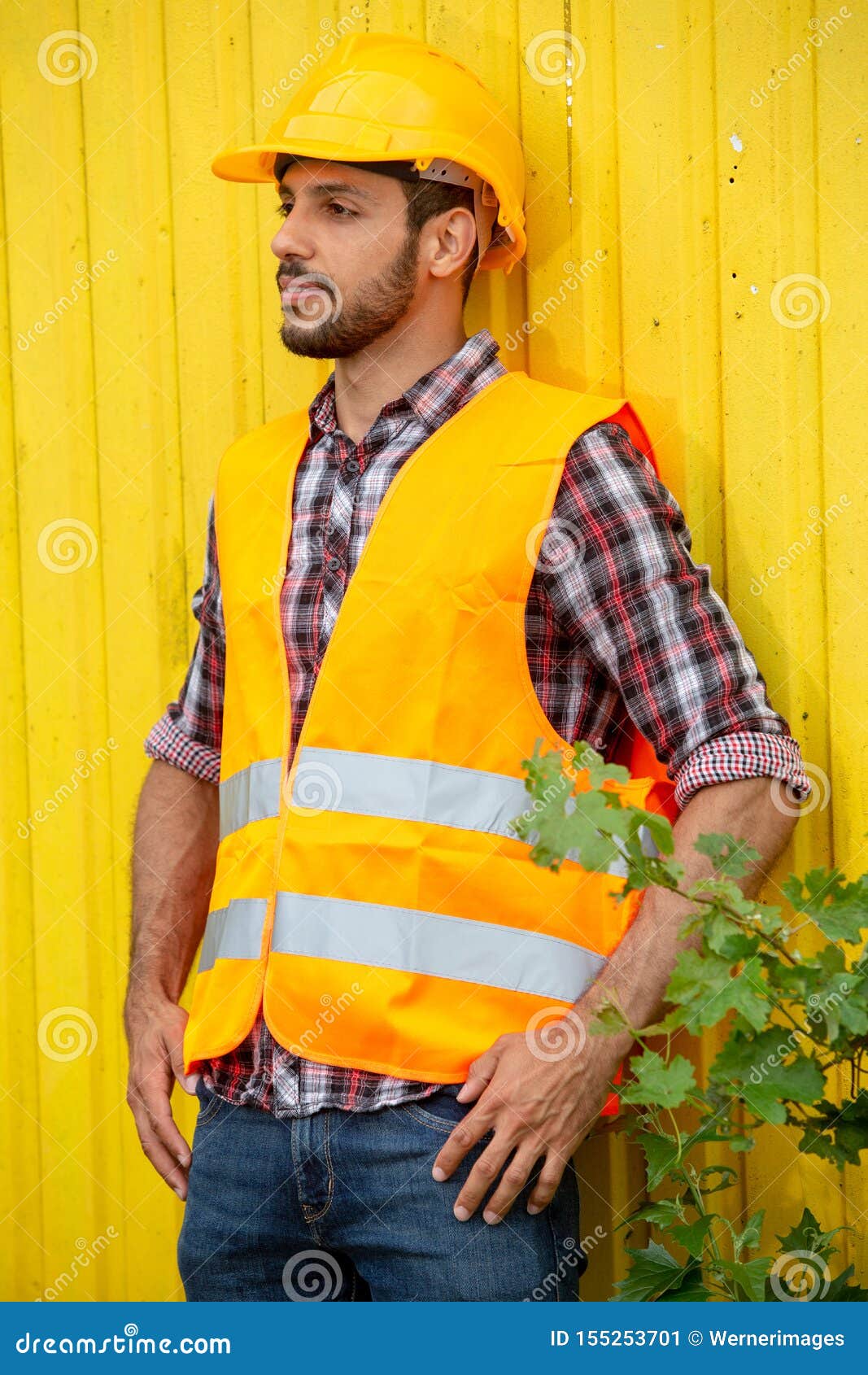 Bauarbeiter Mit Gelbem Sturzhelm Und Orange Weste Stockbild - Bild