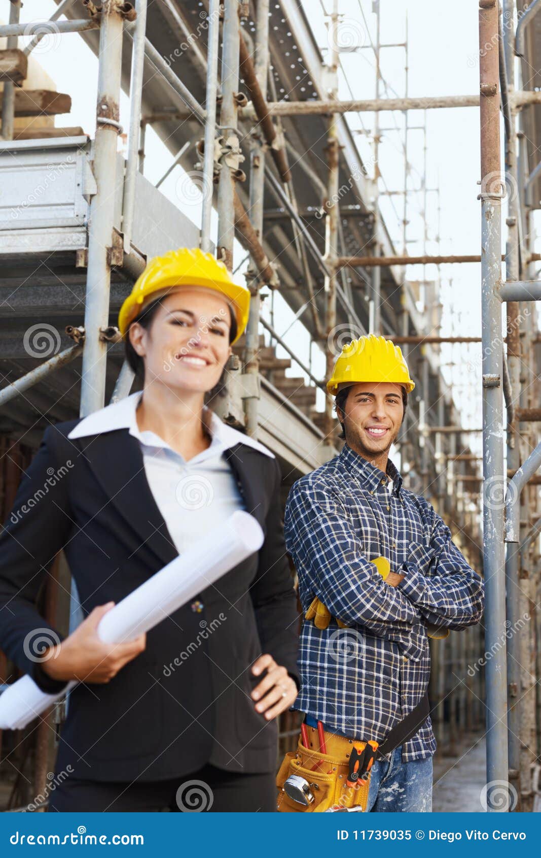 Bauarbeiter und Architekt. Portrait des Bauarbeiter- und Frauarchitekten. Kopieren Sie Platz