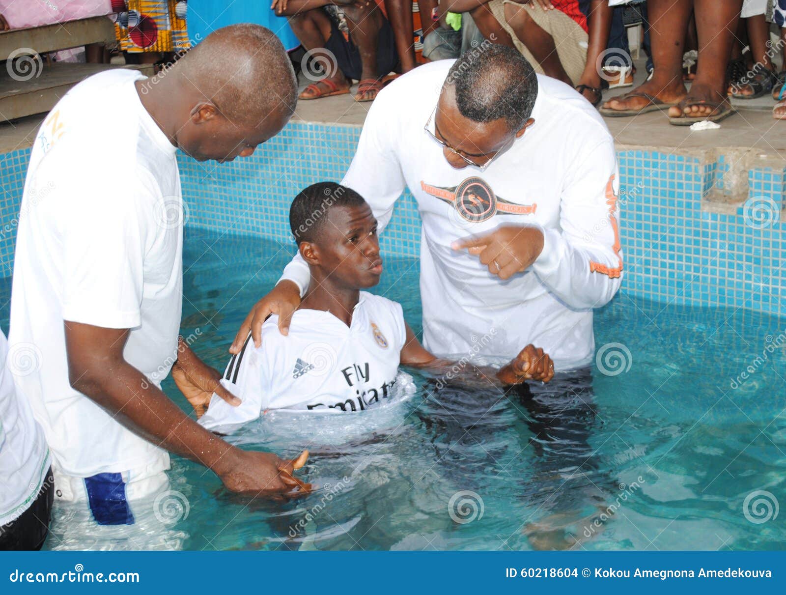 BAUTISMO POR LA INMERSIÓN imagen de archivo editorial. Imagen de marfil