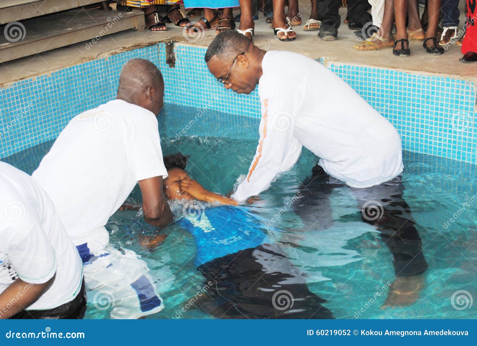 BAUTISMO POR LA INMERSIÓN fotografía editorial. Imagen de marfil 60219052