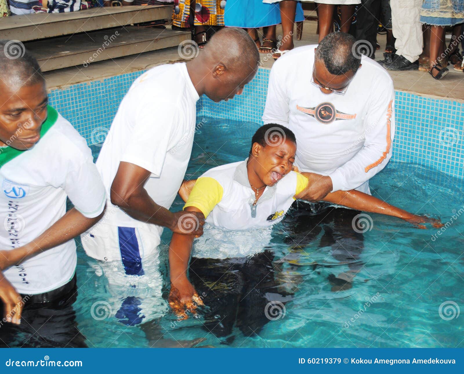 BAUTISMO POR LA INMERSIÓN imagen de archivo editorial. Imagen de