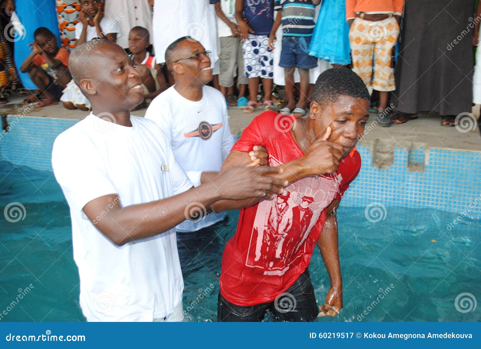 BAUTISMO POR LA INMERSIÓN fotografía editorial. Imagen de adultos